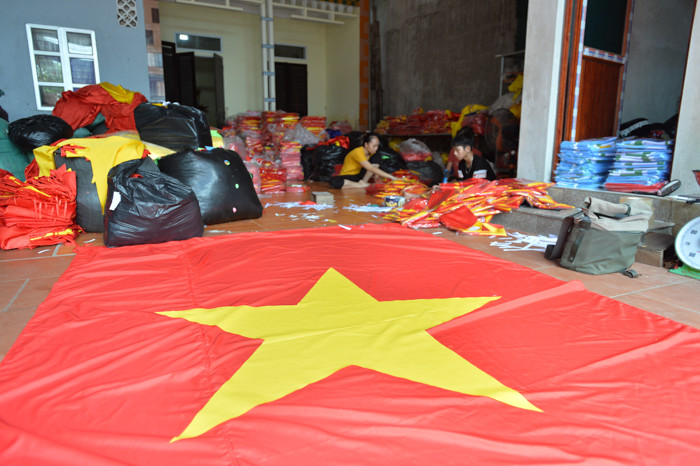 Cùng với gia đình chị Nhung, cơ sở làm cờ Tổ quốc của anh Nguyễn Văn Phục cũng là một trong những số ít hộ còn giữ nghề của làng Từ Vân.