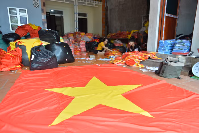 Cùng với gia đình chị Nhung, cơ sở làm cờ Tổ quốc của anh Nguyễn Văn Phục cũng là một trong những số ít hộ còn giữ nghề của làng Từ Vân.