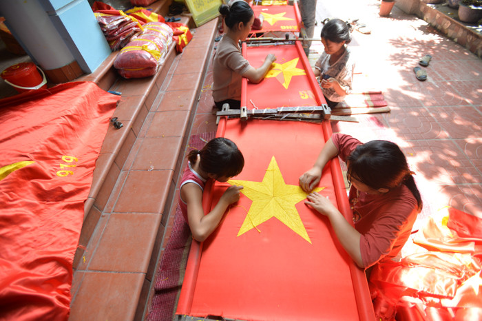 Theo các cụ cao niên trong làng, từ thế kỷ 16, làng Từ Vân đã nổi tiếng trong và cả ngoài nước bởi các sản phẩm thêu, dệt truyền thống. Thời đó, không ít người làng Từ Vân lên Hà Nội mở cửa hàng bán các sản phẩm thêu truyền thống. Vì vậy, để chuẩn bị cho ngày tổng khởi nghĩa tháng 8/1945, Ủy ban kháng chiến mời các thợ may, nghệ nhân của làng Từ Vân thêu, làm cờ Tổ quốc chuẩn bị cho khởi nghĩa.