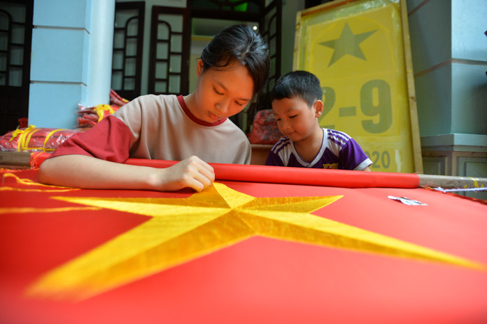 Hiện nay, số lượng hộ gia đình gìn giữ nghề làm cờ chỉ đếm trên đầu ngón tay, hộ làm cờ thêu tay lại càng ít.