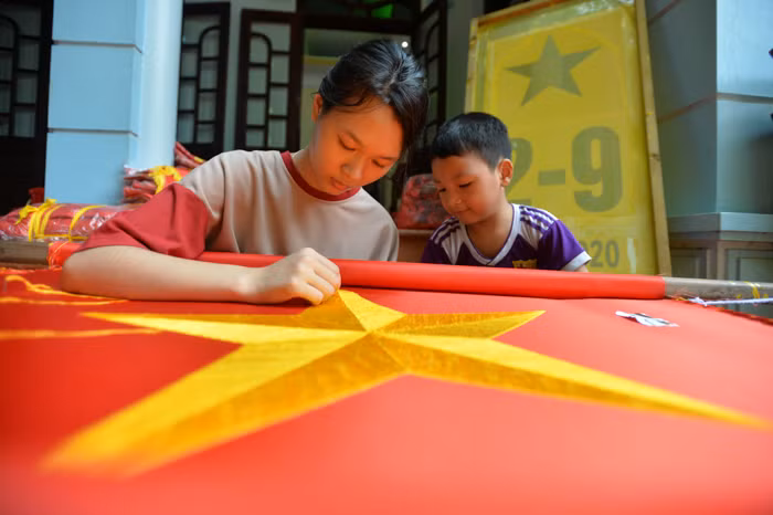 Hiện nay, số lượng hộ gia đình gìn giữ nghề làm cờ chỉ đếm trên đầu ngón tay, hộ làm cờ thêu tay lại càng ít.