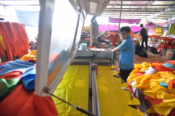 "Ở trong làng hiện tại có khoảng gần 10 nhà làm cờ, sản xuất đa dạng. Người thì thêu cờ, người thì may cờ, cờ phục vụ khai giảng năm học mới, cờ tổ quốc treo ngày Quốc khánh 2/9, băng rôn, khẩu hiệu, phục vụ dịp lễ, Tết, cổ vũ đội tuyển bóng đá Việt Nam. Bố tôi làm nghề may cờ, sau này tôi theo nghề bố và gìn giữ nghề cho tới nay" - anh Nguyễn Văn Phục cho biết.