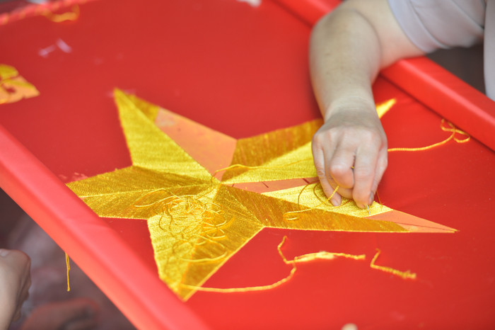 Mỗi lá cờ thêu tay kì công có giá từ 400.000 đồng. "Cờ thêu tay nổi khối hơn, đẹp hơn, công làm tốn nhiều hơn nên giá cũng cao hơn so với cờ in" - chị Nhung cho hay.