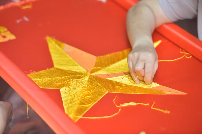 Mỗi lá cờ thêu tay kì công có giá từ 400.000 đồng. "Cờ thêu tay nổi khối hơn, đẹp hơn, công làm tốn nhiều hơn nên giá cũng cao hơn so với cờ in" - chị Nhung cho hay.