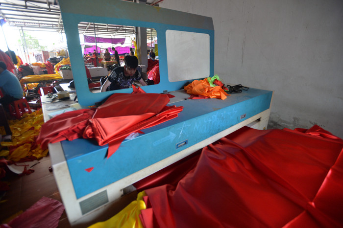 Lá cờ mang hồn thiêng dân tộc nên may cờ tuy không đòi hỏi kỹ thuật cao nhưng phải khéo léo, cẩn thận. Nghề may cờ Tổ quốc có nhiều cái khó so với các nghề may thêu khác và kỳ công từ khâu chọn vải, thêu, in, pha màu... làm sao để cờ may xong không chỉ chính xác về tiêu chuẩn mà phải sắc nét, bền đẹp. Mỗi công đoạn đều đòi hỏi người làm cờ phải thực sự khéo léo, tỷ mỷ trong từng đường kim, mũi chỉ.