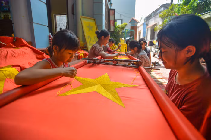 Theo chị Vương Thị Nhung (hộ gia đình làm cờ Tổ quốc thêu tay): "Hiện nay, nhiều nơi sử dụng công nghệ làm nên những giá cờ nhanh, gọn và rẻ nhưng gia đình tôi vẫn giữ nguyên cách làm cờ truyền thống bằng cách thêu tay".