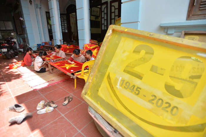 Mỗi lá cờ thêu tỉ mỉ phải tốn khoảng 4-5 ngày, chưa kể thêu chữ khẩu hiệu.