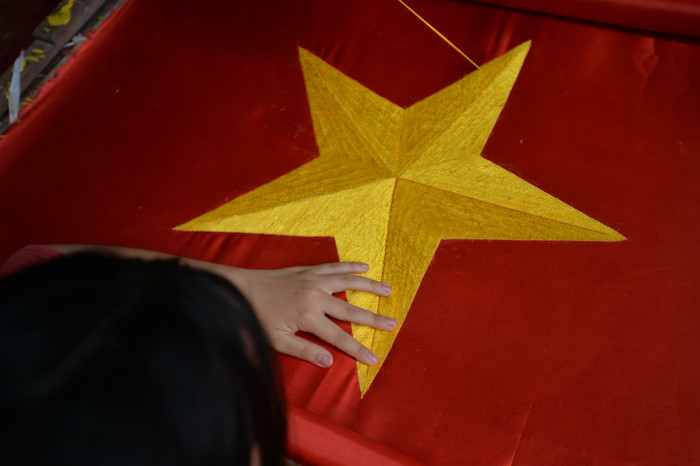 Những ngày gần đến lễ Quốc Khánh 2/9, khắp đầu làng ngõ xóm đâu đâu cũng thấy người dân cặm cụi thêu tỷ mẩn từng đường chỉ lên lá cờ Tổ Quốc.