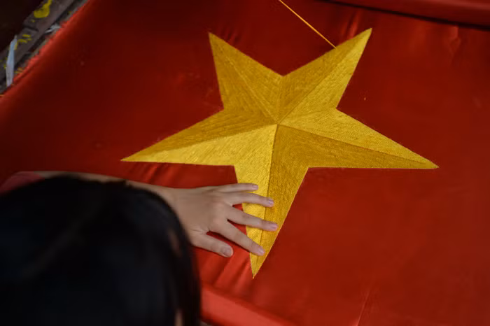 Những ngày gần đến lễ Quốc Khánh 2/9, khắp đầu làng ngõ xóm đâu đâu cũng thấy người dân cặm cụi thêu tỷ mẩn từng đường chỉ lên lá cờ Tổ Quốc.