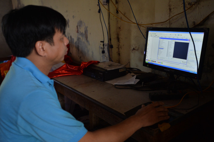 Trước đây, may cờ chủ yếu làm bằng tay tốn nhiều thời gian, cần nhiều người làm nên có năm làm không kịp hàng, nhưng hiện nay cơ sở của anh Phục dùng máy móc sản xuất hiện đại tự động, lập trình trên máy tính cho nên độ chính xác, năng xuất rất cao.