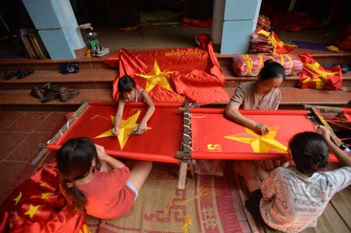 Theo chị Nhung, cờ thêu tay làm mất công và mất nhiều thời gian hơn, độ chi tiết cũng cao hơn.