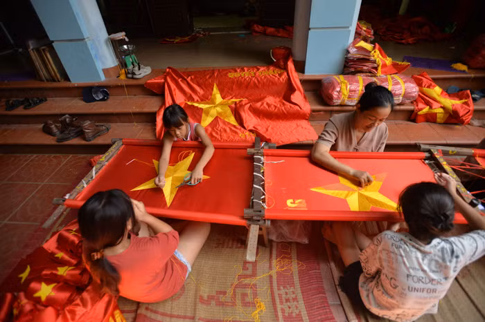 Theo chị Nhung, cờ thêu tay làm mất công và mất nhiều thời gian hơn, độ chi tiết cũng cao hơn.