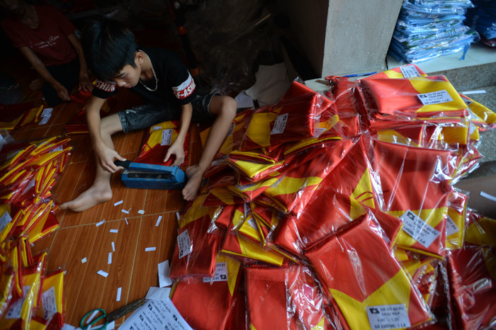 Mỗi khi đến những dịp lễ, hộ làm cờ của anh Phục lại tấp nập. Trong nhà la liệt là những lá cờ đỏ sao vàng đang chờ chuyển đi.