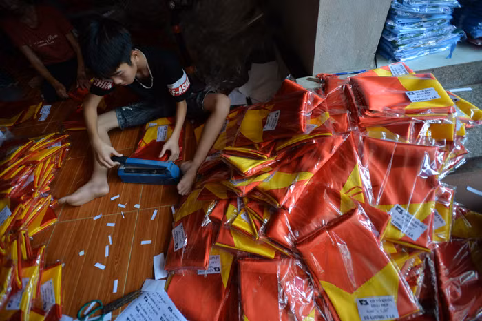 Mỗi khi đến những dịp lễ, hộ làm cờ của anh Phục lại tấp nập. Trong nhà la liệt là những lá cờ đỏ sao vàng đang chờ chuyển đi.