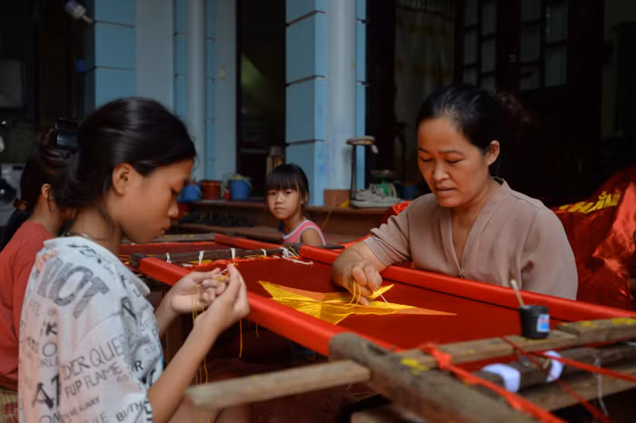 Cách trung tâm thành phố Hà Nội khoảng 30km về phía Nam, làng Từ Vân, xã Lê Lợi, huyện Thường Tín không chỉ nổi tiếng với nghề thêu truyền thống, mà nơi đây đã làm ra hàng triệu lá cờ Tổ quốc, đến khắp mọi miền đất nước, gắn liền với những sự kiện trọng đại của dân tộc.