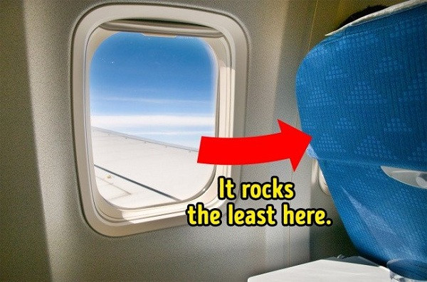 Kinh nghiệm "xương máu" được tiết lộ bởi các phi công đó là nếu bạn muốn có một chuyến bay êm ái, không bị xóc nảy quá nhiều thì hãy chọn vị trí ở giữa máy bay, gần khu vực cánh. Máy bay giống như một chiếc xe khách trên không, và vị trí xóc nhất là ở phía sau máy bay.