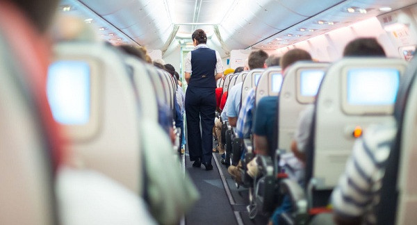 Không phải tất cả, nhưng phần lớn máy bay có lối vào hành khách chính ở phía bên trái. Theo đó, phía bên phải là dành cho hành lý (hầm hàng cũng ở bên phải), vì vậy nó không an toàn cho hành khách và đây cũng được xem là một quy ước được hình thành lâu đời của ngành vận tải hàng không.