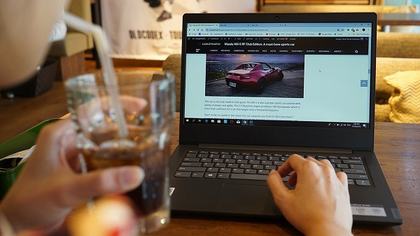  Lenovo Ideapad S145 (khoảng 14,6 triệu đồng): Lenovo Ideapad S145 là một trong những món quà ý nghĩa bạn nên lựa chọn tặng người yêu mùa lễ Valentine khi sở hữu loạt ưu điểm như thiết kế vỏ nhôm sang trọng, mỏng nhẹ và cấu hình sử dụng tốt. Ảnh: pressablecdn.com