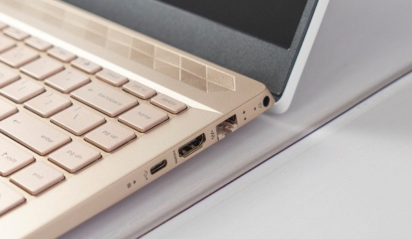 Về mặt cấu hình, HP Pavilion 14-ce1014TU sử dụng chip xử lý Intel Core i3 đồng thời sở hữu bộ RAM 4GB, thế mạnh về khả năng lưu trữ thông tin khi được trang bị bộ nhớ trong 500GB, bạn có thể thoải mái sưu tập phim, nhạc, lưu giữ các album ảnh kỷ niệm. Ảnh: hoanggiapc.net