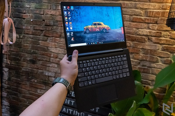 Tuy nhiên, Phần viền màn hình của máy tương tối mỏng ở hai cạnh bên, màu sắc hiển thị có phần nhạt so với các dòng máy khác. Ảnh: congngheviet.com