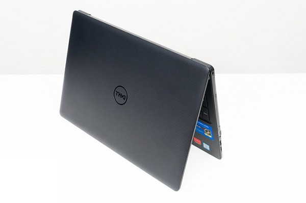 Điểm trừ của mẫu này là phần viền màn hình của máy khá dày. Đồng thời, máy chỉ được hoàn thiện với phần vỏ nhựa. Ảnh: thegioididong.vn