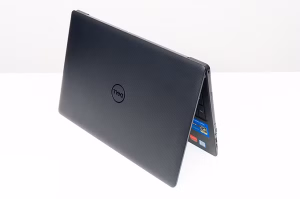 Điểm trừ của mẫu này là phần viền màn hình của máy khá dày. Đồng thời, máy chỉ được hoàn thiện với phần vỏ nhựa. Ảnh: thegioididong.vn