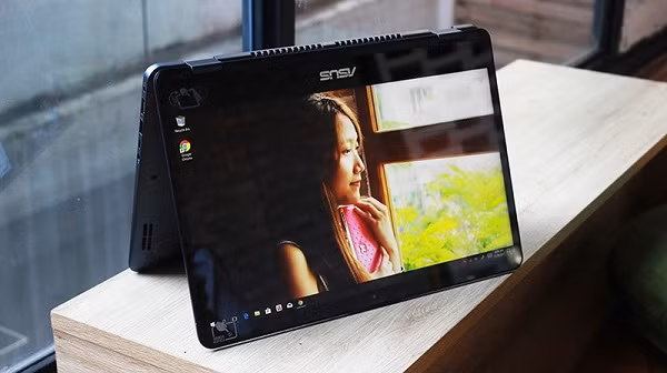 Màn hình cảm ứng sắc nét cho phép sử dụng thiết bị như một chiếc máy tính bảng cỡ lớn, touchpad tiện lợi, bàn phím thiết kế phù hợp cho việc gõ văn bản trong thời gian dài thoải mái là những ưu điểm mà mẫu laptop này mang lại cho người dùng. Ảnh: thegioididong.vn