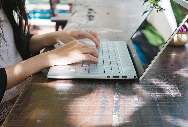 Sở hữu màn hình 14 inch nhưng mẫu máy này sở hữu bộ khung vỏ chỉ tương tự như những laptop 13 inch trên thị trường mà vẫn đảm bảo yếu tố thẩm mỹ, tiện dụng. Ảnh: anhkhang.vn