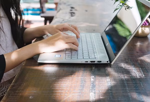 Sở hữu màn hình 14 inch nhưng mẫu máy này sở hữu bộ khung vỏ chỉ tương tự như những laptop 13 inch trên thị trường mà vẫn đảm bảo yếu tố thẩm mỹ, tiện dụng. Ảnh: anhkhang.vn