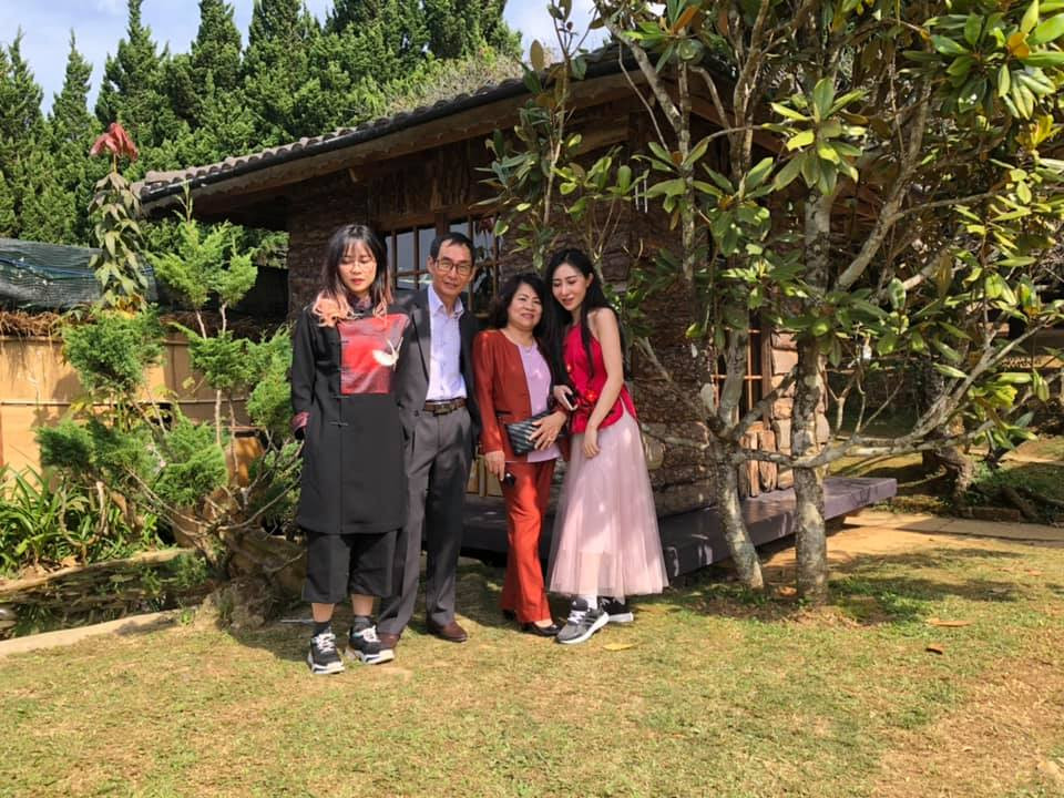 Ngay sau đó, cộng đồng mạng đã liên tục "ném đá", chỉ trích MisThy ngày đầu năm đã cố "kiếm fame" từ Sơn Tùng, so sánh để có nhiều view hơn. Chiêu thức câu like của cô nàng đã khiến cô bị không ít cư dân mạng quay lưng.