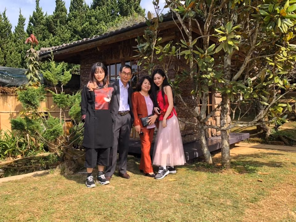 Ngay sau đó, cộng đồng mạng đã liên tục "ném đá", chỉ trích MisThy ngày đầu năm đã cố "kiếm fame" từ Sơn Tùng, so sánh để có nhiều view hơn. Chiêu thức câu like của cô nàng đã khiến cô bị không ít cư dân mạng quay lưng.