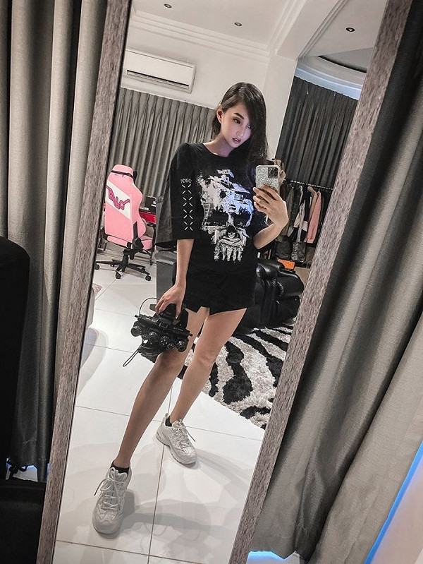 Cô nàng thoải mái tận hưởng cuộc sống vui vẻ và sự nghiệp thành công của mình.