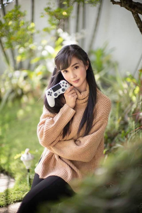 Khả năng chơi game tốt, lượng người xem khổng lồ, lại là một cô gái xinh đẹp và đa tài, không khó hiểu khi Alodia Gosiengfiao lại nhận được lời mời trực tiếp của Riot để tham gia Alpha Test LMHT: Tốc Chiến.