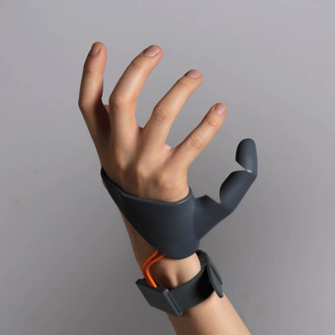 Ngón tay thần kì này được cựu sinh viên trường Cao đẳng Hoàng gia Dani Clode thiết kế. Thiết bị này sẽ giúp bạn điều khiển những thứ có trong tay một cách dễ dàng hơn như chơi guitar, vẽ và sử dụng bóng trong các môn thể thao.