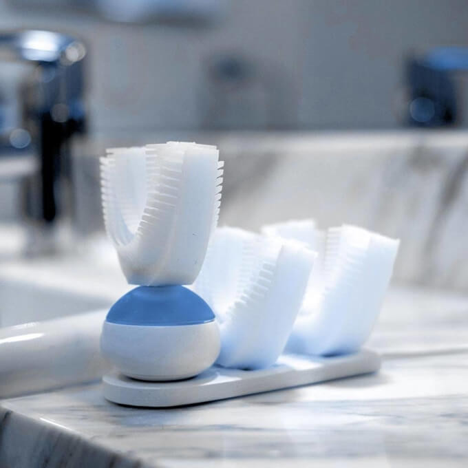 Bàn chải đánh răng tốc độ cao Amabrush là bàn chải sẽ làm sạch răng của bạn trong vòng 10 giây. Bàn chải sẽ rung để làm sạch răng và các mầm bệnh phát triền trong răng. Amabrush sẽ được kết nối với iOS và Android để đặt các chế độ rung khác nhau và thời gian làm sạch theo ý bạn. Gía của một chiếc bàn chải này là khoảng 90 euro (gần 2,5 triệu đồng).