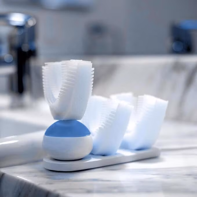 Bàn chải đánh răng tốc độ cao Amabrush là bàn chải sẽ làm sạch răng của bạn trong vòng 10 giây. Bàn chải sẽ rung để làm sạch răng và các mầm bệnh phát triền trong răng. Amabrush sẽ được kết nối với iOS và Android để đặt các chế độ rung khác nhau và thời gian làm sạch theo ý bạn. Gía của một chiếc bàn chải này là khoảng 90 euro (gần 2,5 triệu đồng).