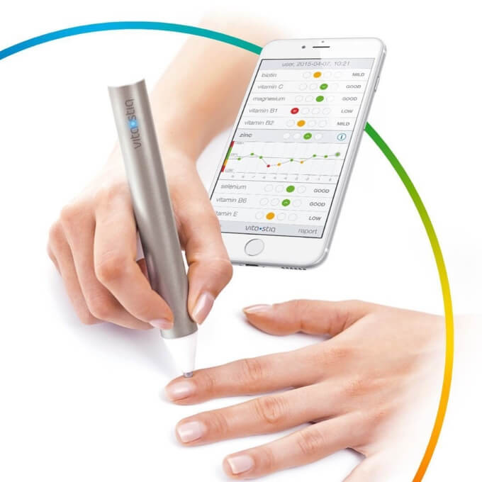 Bút khám sức khoẻ Vitastiq là một cây bút sáng tạo, nó sẽ kết hợp với một ứng dụng di động để xác định lượng vitamin và khoáng chất có trong cơ thể bạn. Kết quả có được sẽ hiển thị lên điện thoại di động hoặc máy tính bảng . Dù không thề thay thế chức năng của bác sĩ, nhưng nó có thể giúp bạn điều chỉnh chế độ ăn uống của bạn tốt hơn cho sức khoẻ của mình.