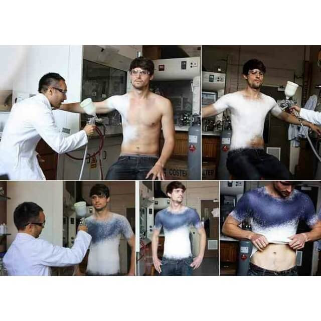 Một hỗn hợp chất lỏng bằng nhựa và bông trong chiếc máy phun trong ảnh sẽ biến thành quần và áo, công nghệ tiên tiến này cho phép bạn có được những bộ quần áo theo ý muốn trong thời gian nhanh nhất.