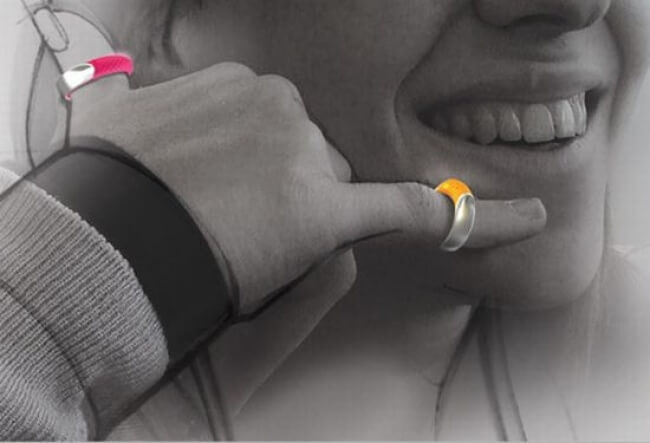 Hai chiếc nhẫn có đổ màu này là sản phẩm được công ty Argentinean BCK thiết kế. Vì chúng hoạt động như một tai nghe và micrô, nên sẽ giúp bạn nói chuyện trên điện thoại thoải mái và tự nhiên hơn trước.