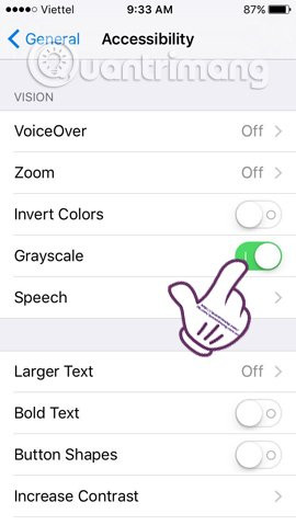 Ngoài chế độ tiết kiệm pin có sẵn trong thiết bị, vẫn còn có cách khác để chúng ta dùng iPhone ngay cả khi pin không còn nhiều bằng cách chuyển sang chế độ đen trắng. Bạn thực hiện Settings &gt; General &gt; Accessbility. Gạt thanh ngang sang phải để bật chế độ Grayscale. Ngay sau đó, màn hình đã đã được đổi sang đen trắng.