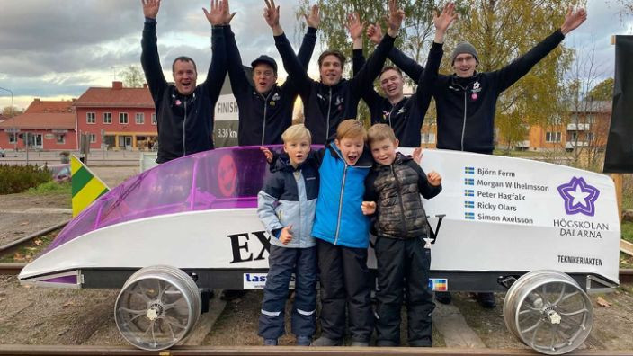 Các thí sinh được giao nhiệm vụ điều khiển phương tiện của mình trên đường ray dài 3,36km để giữ lực cản lăn ở mức tối thiểu, đồng thời chở tổng cộng sáu hành khách, với trọng lượng trung bình 50kg mỗi người.