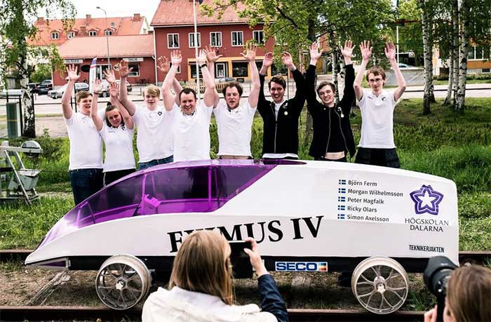 Về lý thuyết, Eximus IV có thể vận chuyển một người đi gần nửa vòng trái đất bằng cách sử dụng năng lượng chỉ có khoảng một lít xăng