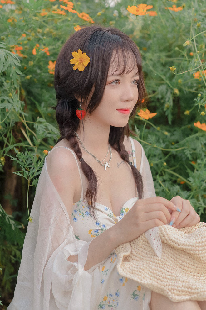 Ngoài công việc là streamer, Mèo Sao Hỏa còn nổi tiếng với những video giải trí trên TikTok. Chỉ sau một thời gian ngắn tham gia nền tảng này, đến nay, người hâm mộ của Mèo Sao Hỏa trên TikTok đã đạt mốc 2,5 triệu, một con số đáng ngưỡng mộ với bất kỳ TikToker nào.