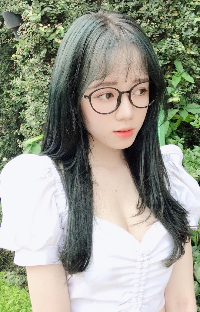 Thời gian gần đây, chuyện tình cảm của nàng streamer kiêm TikToker Mèo Sao Hỏa nhận được rất nhiều sự quan tâm của dân tình khi cô nàng thường xuyên quay video clip chung với anh chàng Long Men. Tuy nhiên cô nàng đã lên tiếng xác nhận họ chỉ là bạn bè mà thôi. Ảnh: Facebook nhân vật