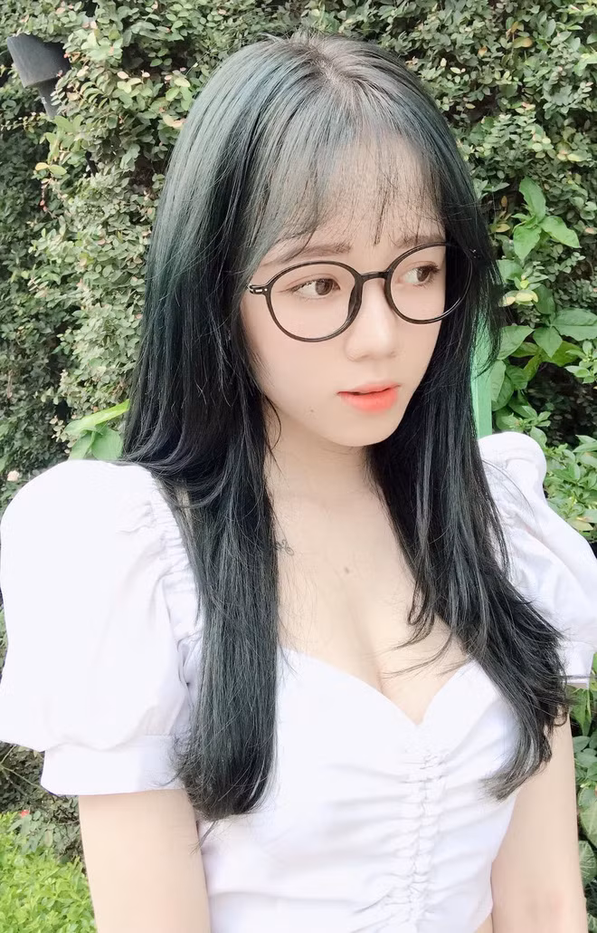 Thời gian gần đây, chuyện tình cảm của nàng streamer kiêm TikToker Mèo Sao Hỏa nhận được rất nhiều sự quan tâm của dân tình khi cô nàng thường xuyên quay video clip chung với anh chàng Long Men. Tuy nhiên cô nàng đã lên tiếng xác nhận họ chỉ là bạn bè mà thôi. Ảnh: Facebook nhân vật