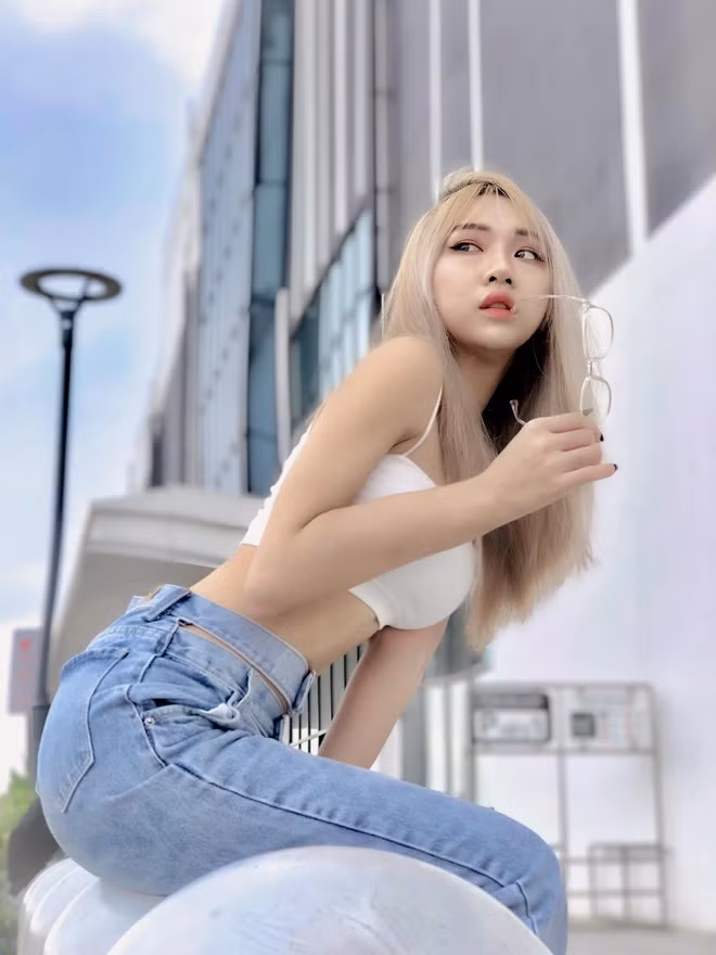 Lacey Bibi tên thật là Nguyễn Thị Thùy Dung, sinh năm 1997, cô nàng sở hữu gương mặt xinh xắn, dễ thương cùng vóc dáng cực nuột nà, quyến rũ mà chắc chắn nhiều chị em phải ao ước.