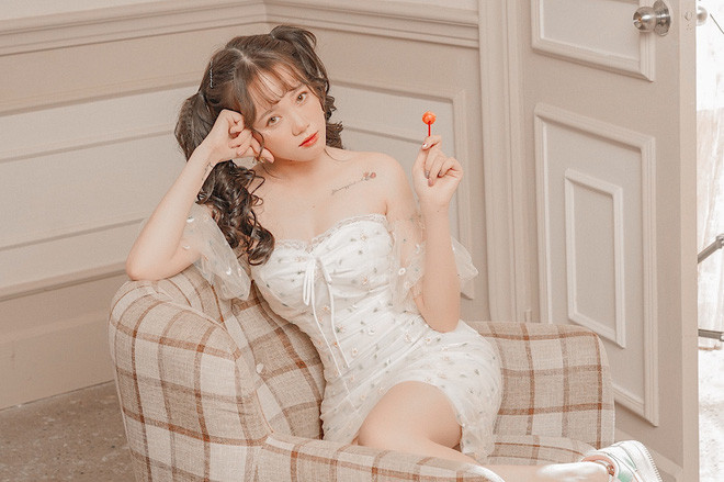 Mèo Sao Hỏa không phải là gương mặt xa lạ với cộng đồng mạng. Cô nàng có tên thật là Dương Thị Phương, sinh năm 1999. Mèo Sao Hỏa được biết đến cùng với tựa game Liên Minh Huyền Thoại từ những ngày đầu tiên làm streamer.