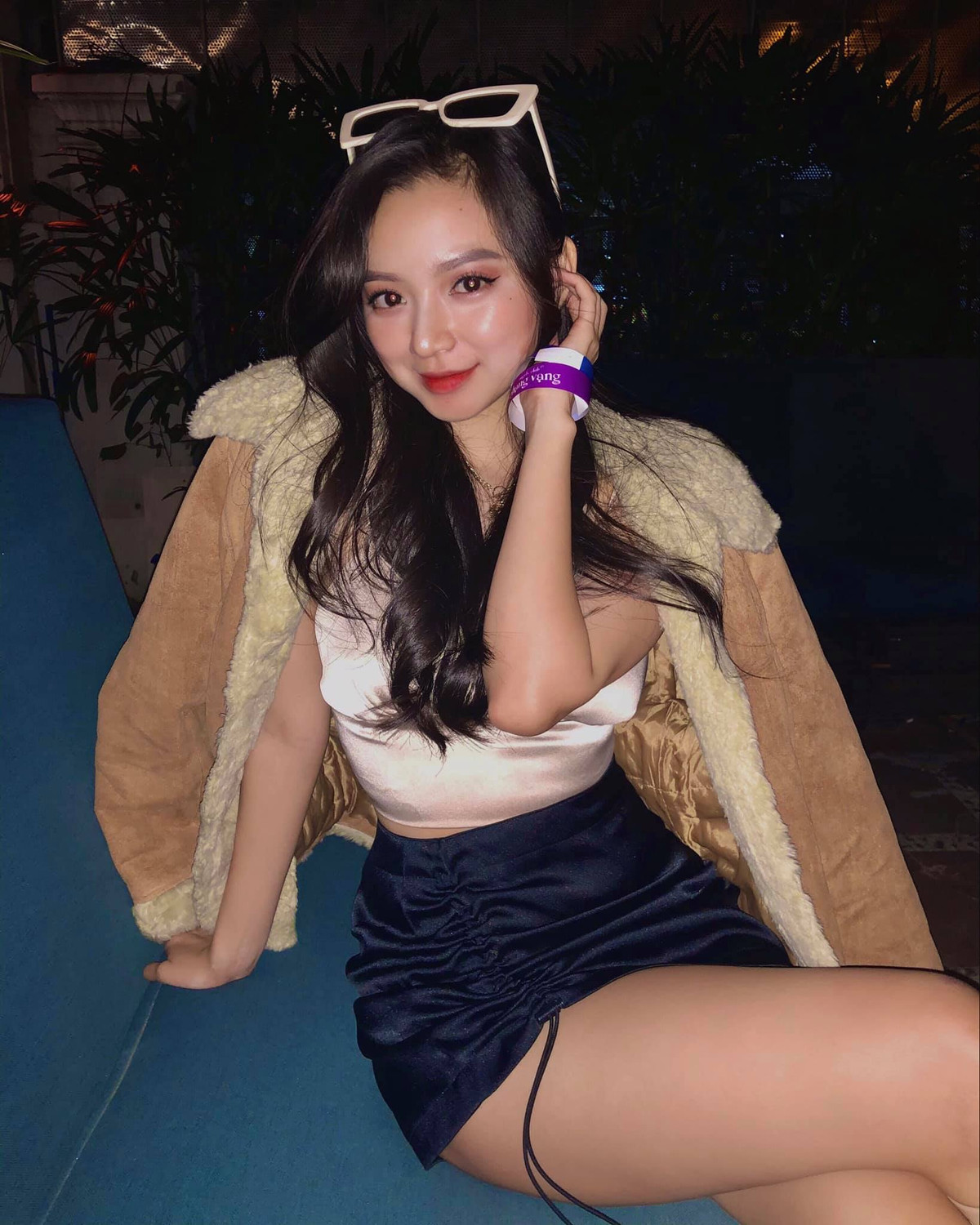 Kim Chi luôn biết cách chọn trang phục để tôn lên vóc dáng quyến rũ của mình dù ở bất cứ hoàn cảnh nào.