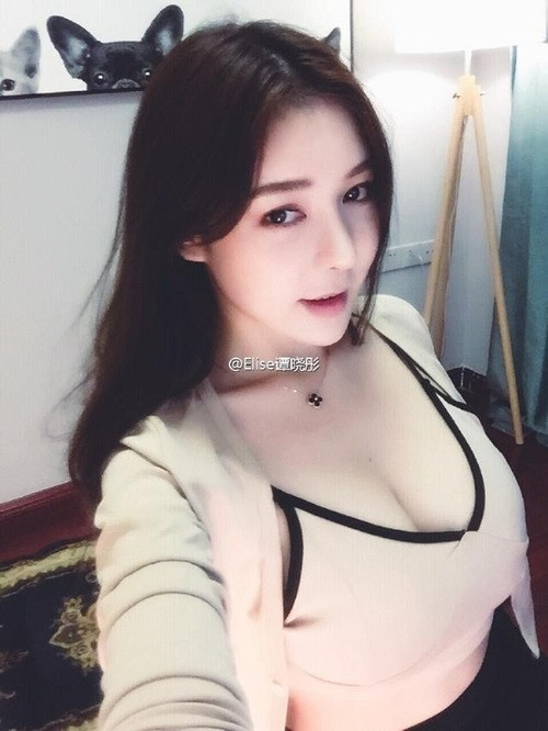 Nữ streamer xứ Trung Đàm Hiểu Đồng hay còn được gọi với biệt danh là Elise cũng là cái tên nổi tiếng vì phong cách ăn mặc phản cảm khi lên sóng stream.