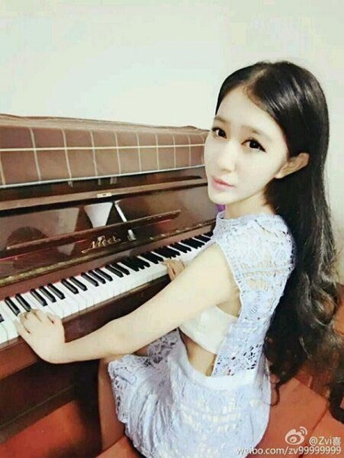 Một nữ streamer khác của kênh Panda TV là Hồng Đậu thẩm thẩm cũng bị cấm sóng vì cố ý khoe thân để thu hút sự chú ý.